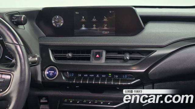 Lexus UX 2019 — photo 21