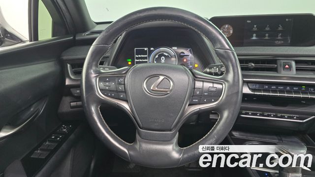 Lexus UX 2019 — photo 22