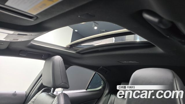Lexus UX 2019 — photo 24