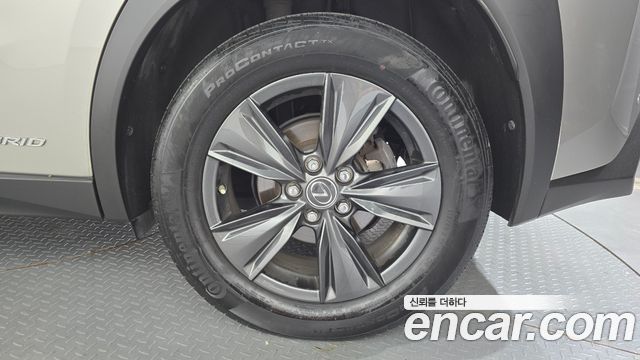 Lexus UX 2019 — photo 7
