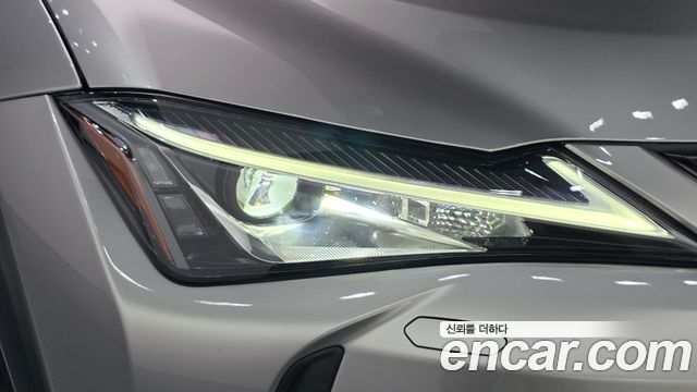Lexus UX 2019 — photo 8