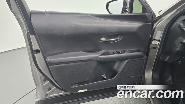 Lexus UX 2019 — photo 14
