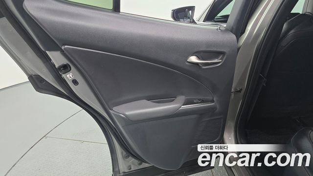 Lexus UX 2019 — photo 15