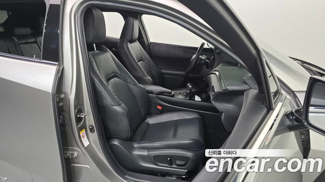 Lexus UX 2019 — photo 16