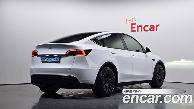 Tesla Model Y 2023 — photo 2