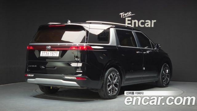 Kia Canival 2021 — photo 2
