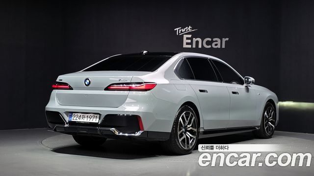 BMW 7-Series 2025 — photo 2