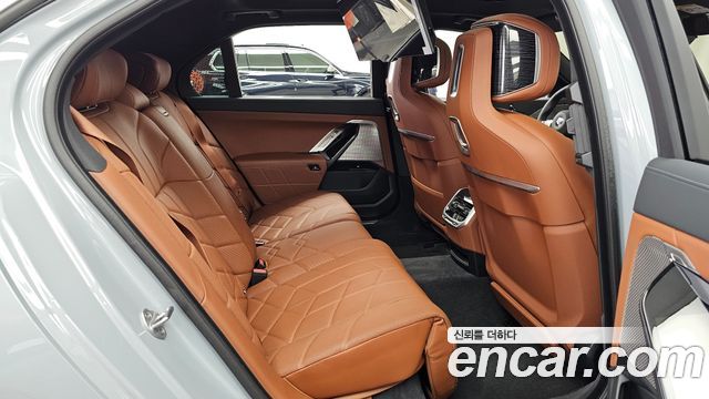 BMW 7-Series 2025 — photo 12