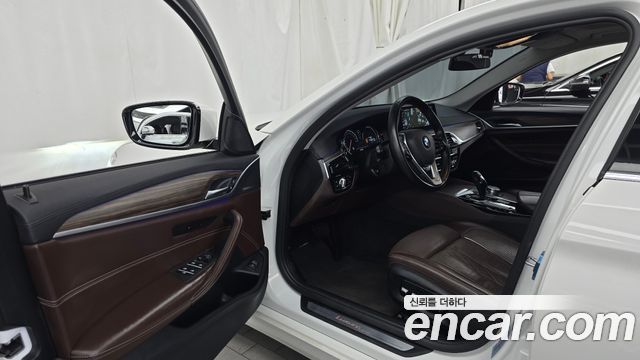 BMW 5-Series 2018 — photo 13