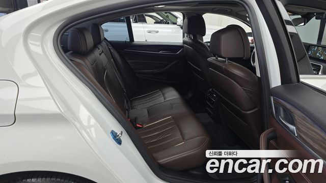 BMW 5-Series 2018 — photo 17