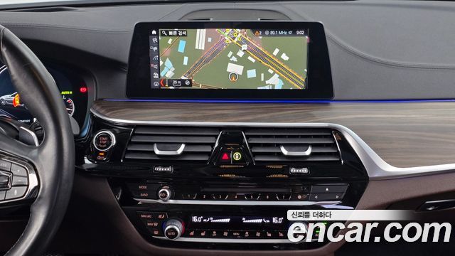 BMW 5-Series 2018 — photo 18