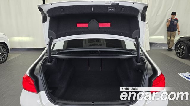 BMW 5-Series 2018 — photo 26
