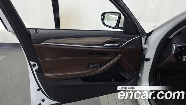 BMW 5-Series 2018 — photo 14