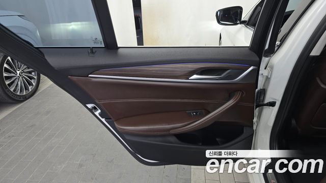 BMW 5-Series 2018 — photo 15