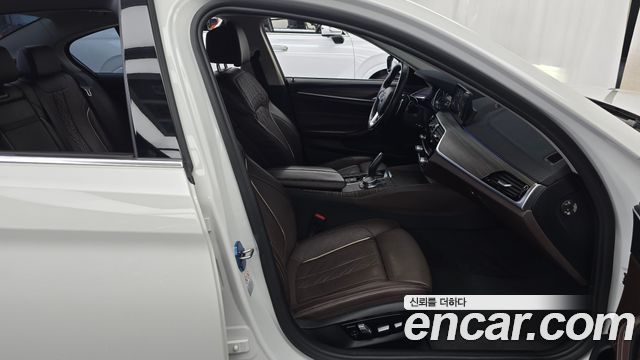 BMW 5-Series 2018 — photo 16