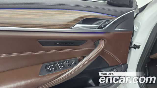 BMW 5-Series 2018 — photo 28