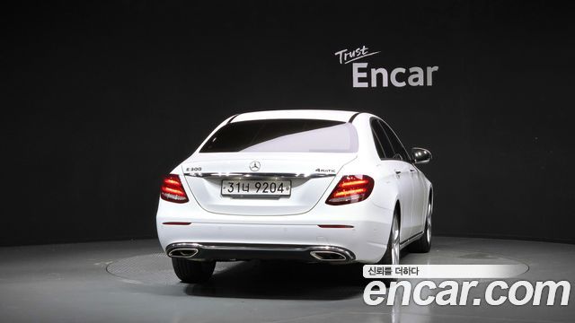 Mercedes-Benz E-Class 2017 — photo 4