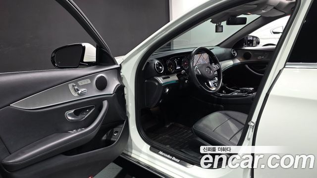 Mercedes-Benz E-Class 2017 — photo 10
