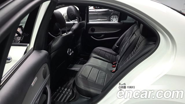 Mercedes-Benz E-Class 2017 — photo 12