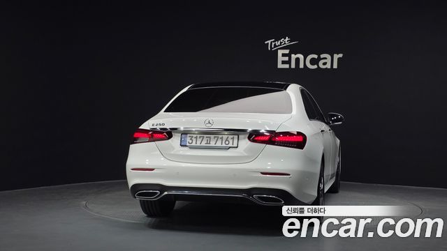 Mercedes-Benz E-Class 2023 — photo 4