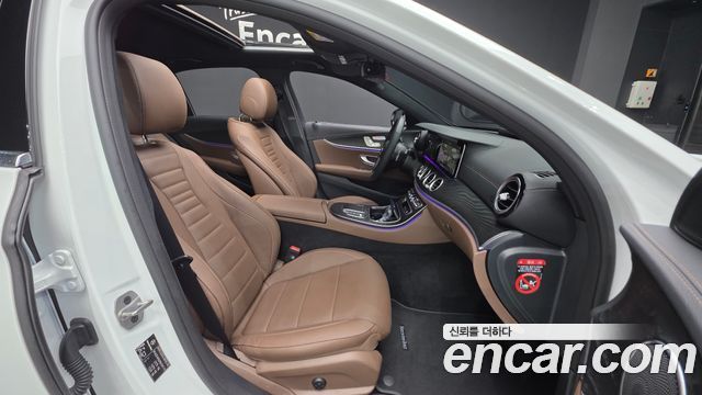 Mercedes-Benz E-Class 2023 — photo 10