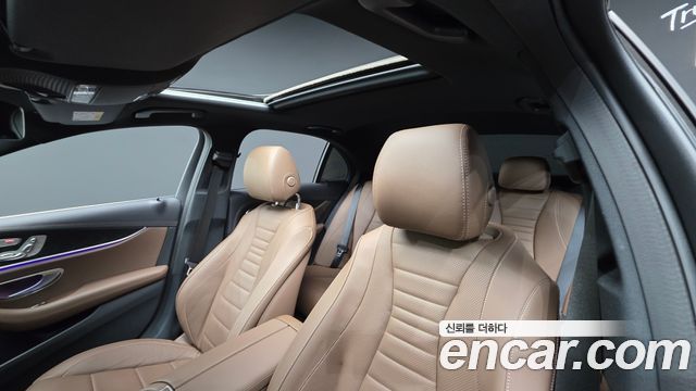 Mercedes-Benz E-Class 2023 — photo 12