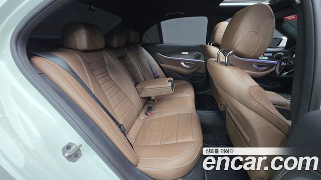 Mercedes-Benz E-Class 2023 — photo 19