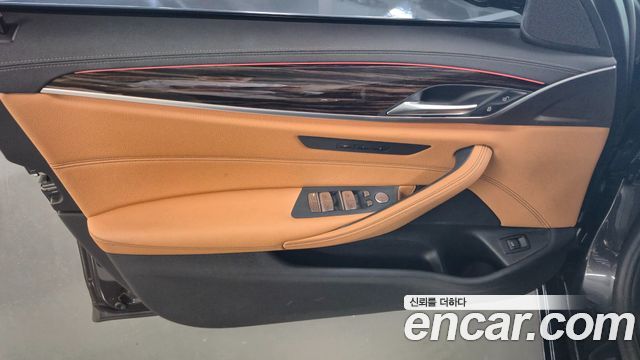 BMW 5-Series 2023 — photo 11