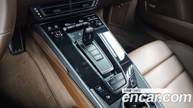 Porsche 911 2021 — photo 9