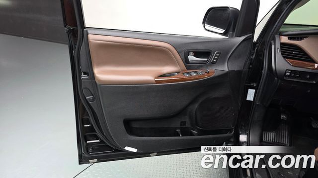 Toyota Sienna 2018 — photo 15