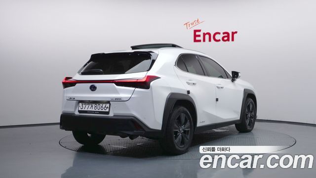Lexus UX 2021 — photo 2