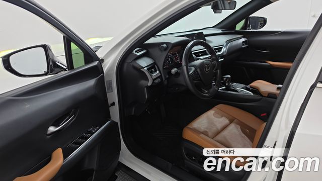 Lexus UX 2021 — photo 13