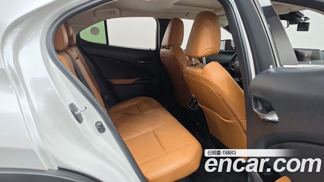 Lexus UX 2021 — photo 17