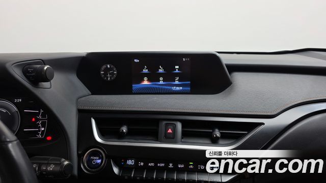 Lexus UX 2021 — photo 18