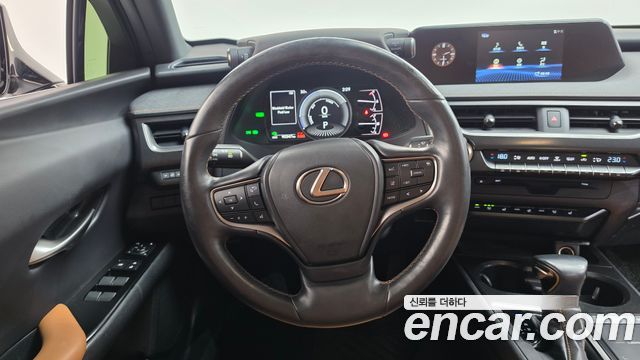 Lexus UX 2021 — photo 19