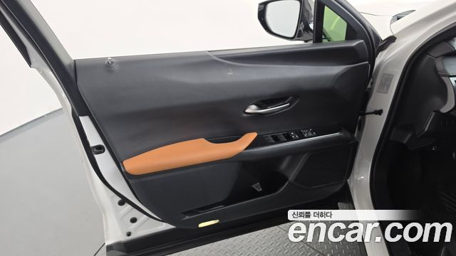 Lexus UX 2021 — photo 14