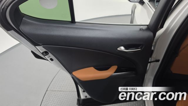 Lexus UX 2021 — photo 15