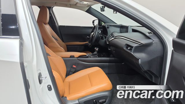 Lexus UX 2021 — photo 16