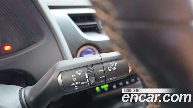 Lexus UX 2021 — photo 27