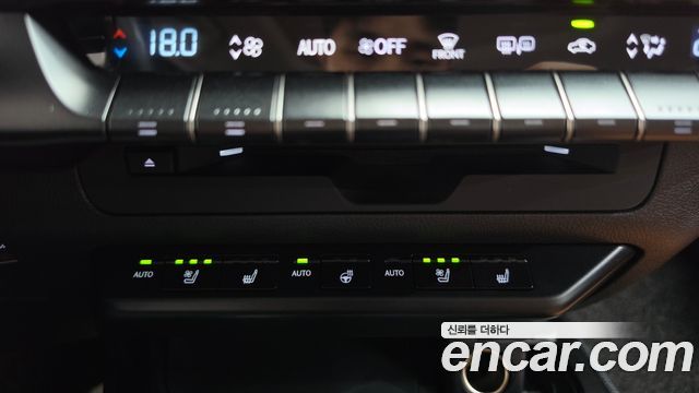 Lexus UX 2021 — photo 29