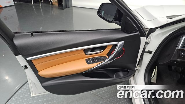 BMW 3-Series 2018 — photo 14