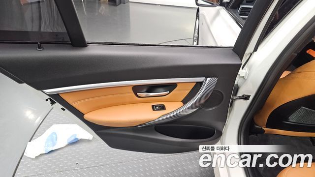 BMW 3-Series 2018 — photo 15