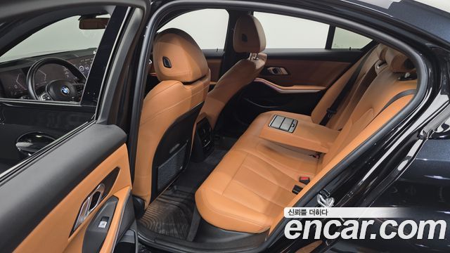 BMW 3-Series 2023 — photo 16