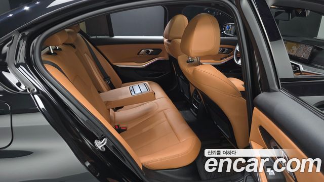 BMW 3-Series 2023 — photo 30