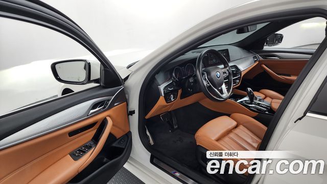 BMW 5-Series 2018 — photo 13