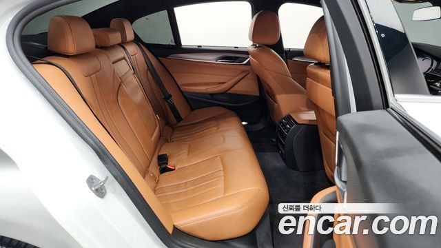 BMW 5-Series 2018 — photo 17