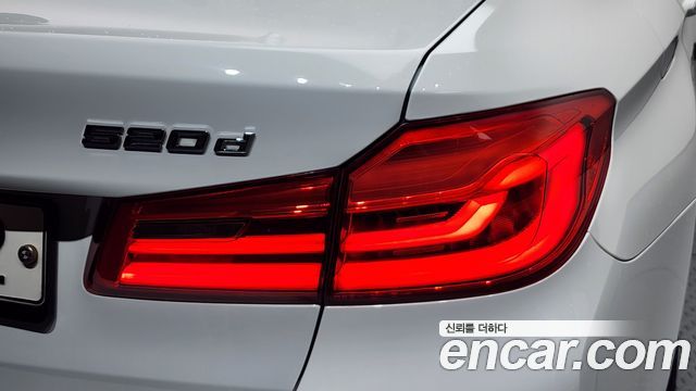 BMW 5-Series 2018 — photo 9