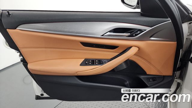 BMW 5-Series 2018 — photo 14