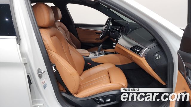 BMW 5-Series 2018 — photo 16
