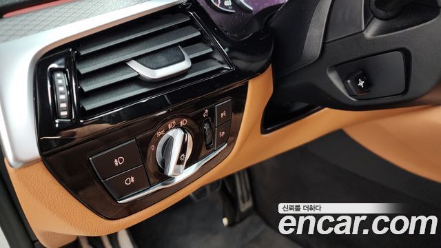 BMW 5-Series 2018 — photo 30